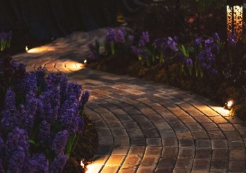 Jak oświetlić ogród - praktyczne inspiracje i pomysły
