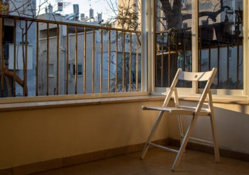 Wąski balkon w bloku – jak go urządzić?